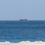 قارب قبالة سواحل محافظة مسندم في سلطنة عمان، يطل على مضيق هرمز (رويترز).