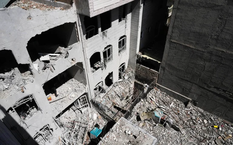 مبنى متضرر جراء غارة أمريكية إسرائيلية على طهران(أ ب)