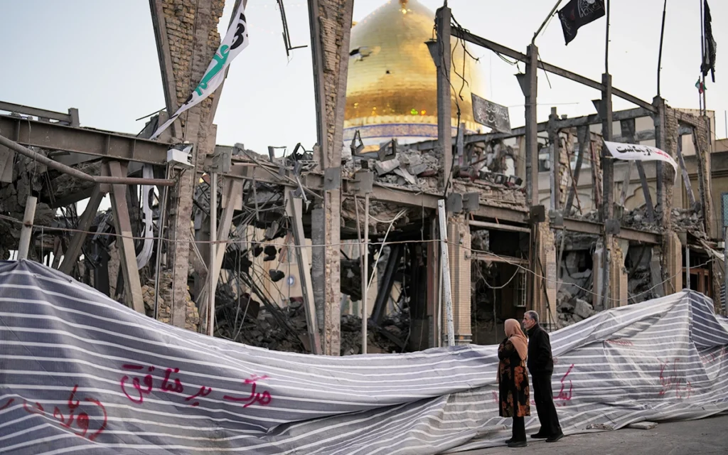 مشهد للدمار بعد غارات أمريكية إسرائيلية على زنجان الإيرانية(أ ب)