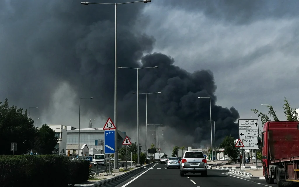 دخان يتصاعد عقب غارة جوية إيرانية في الدوحة (أ ف ب)