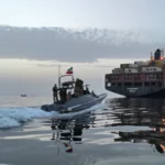 زورق إيراني يطارد سفينة في مضيق هرمز(أ ف ب)