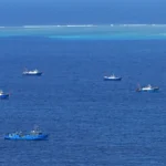 صورة جوية تُظهر سفنًا بالقرب من جزيرة تيتو في بحر الصين الجنوبي(أ ف ب)