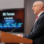 وزير الدفاع البريطاني جون هيلي يقدم إحاطة حول العمليات العسكرية البريطانية الأخيرة (أ ب).
