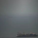 سفن شحن تبحر في الخليج العربي باتجاه مضيق هرمز(أ ب)