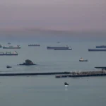 سفن شحن تنتظر عبور قناة(أ ف ب)