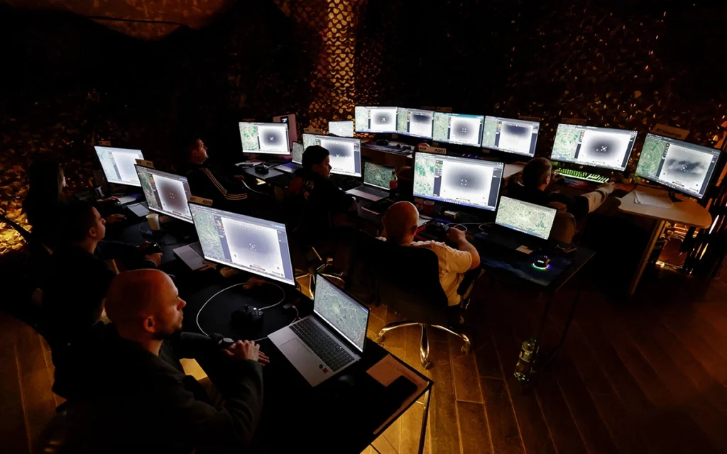 غرفة تحكم أوكرانية لتتبع المسيرات الروسية (رويترز)