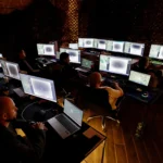 غرفة تحكم أوكرانية لتتبع المسيرات الروسية (رويترز)