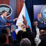 هيغسيث ودان كاين خلال المؤتمر الصحفي في البنتاغون(رويترز)