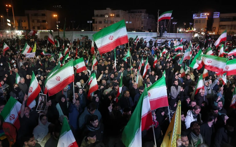إيرانيون يحتلفون بانتهاء بالهدنة (أ ف ب)