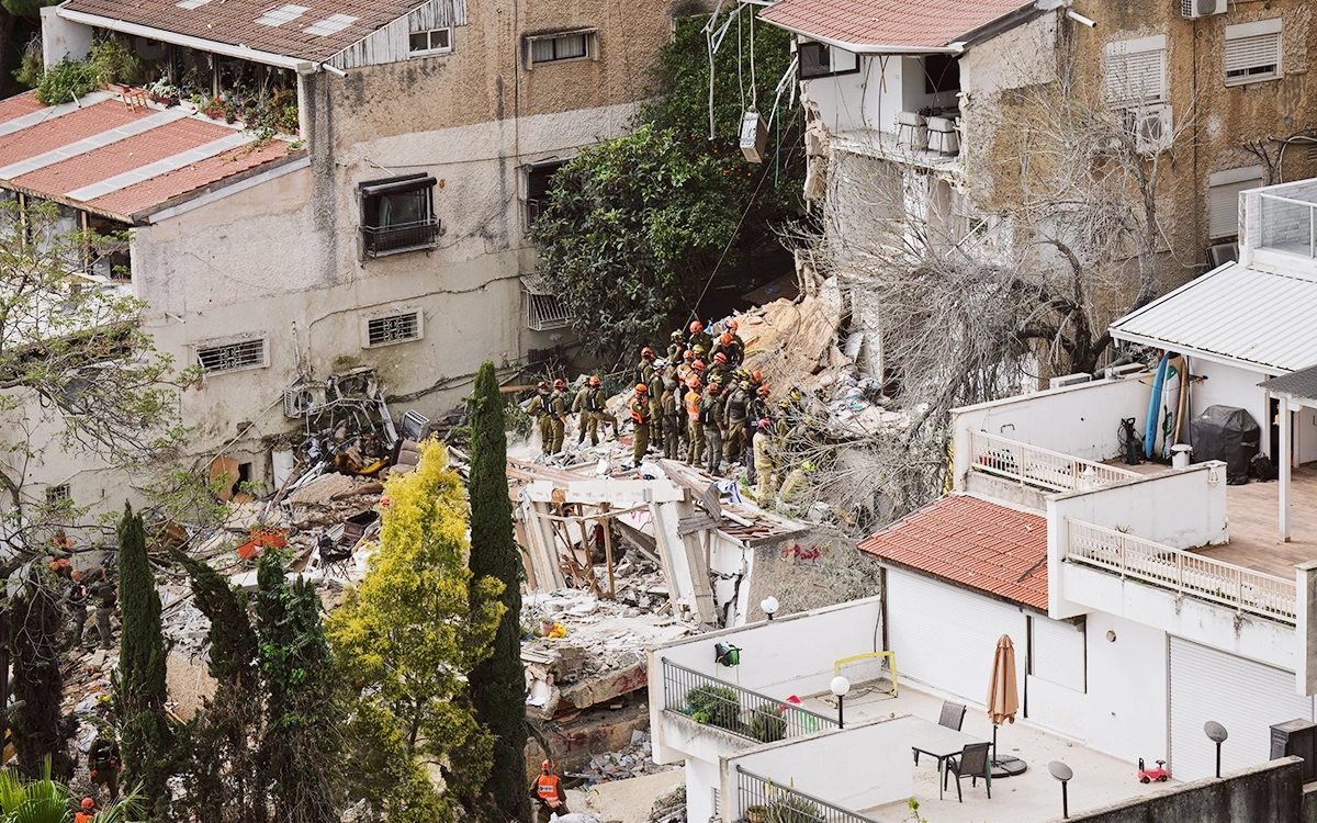 فرق إنقاذ إسرائيلية تبحث عن مفقودين بعد هجوم صاروخي إيراني في حيفا(أ ب)