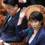 رئيسة الوزراء اليابانية ساناي تاكيتشي وكبير أمناء مجلس الوزراء مينورو كيهارا(أ ف ب)