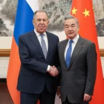 لافروف ووانغ يي خلال اللقاء في بكين(أ ف ب)
