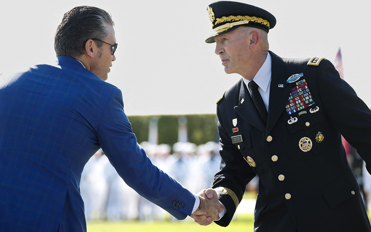 هيغسيث والجنرال جورج خلال مراسم عسكرية في البنتاغون(أ ف ب)