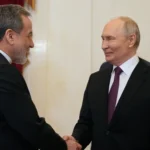 بوتين وعراقجي خلال لقائهما في سانت بطرسبرغ(أ ف ب)