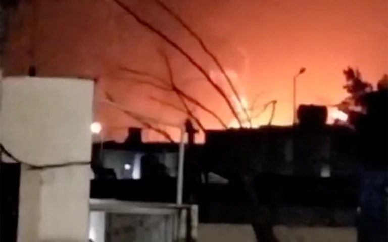 الدخان يتصاعد بعد استهداف إيراني لمجمع صناعي في السعودية(رويترز)