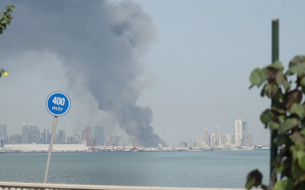 الدخان يتصاعد بعد استهداف إيراني للأسطول الأمريكي في البحرين(أ ف ب)