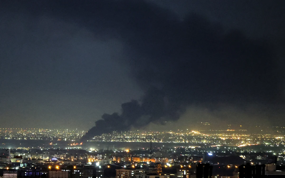 الدخان يتصاعد بعد غارة جوية على طهران(أ ف ب)