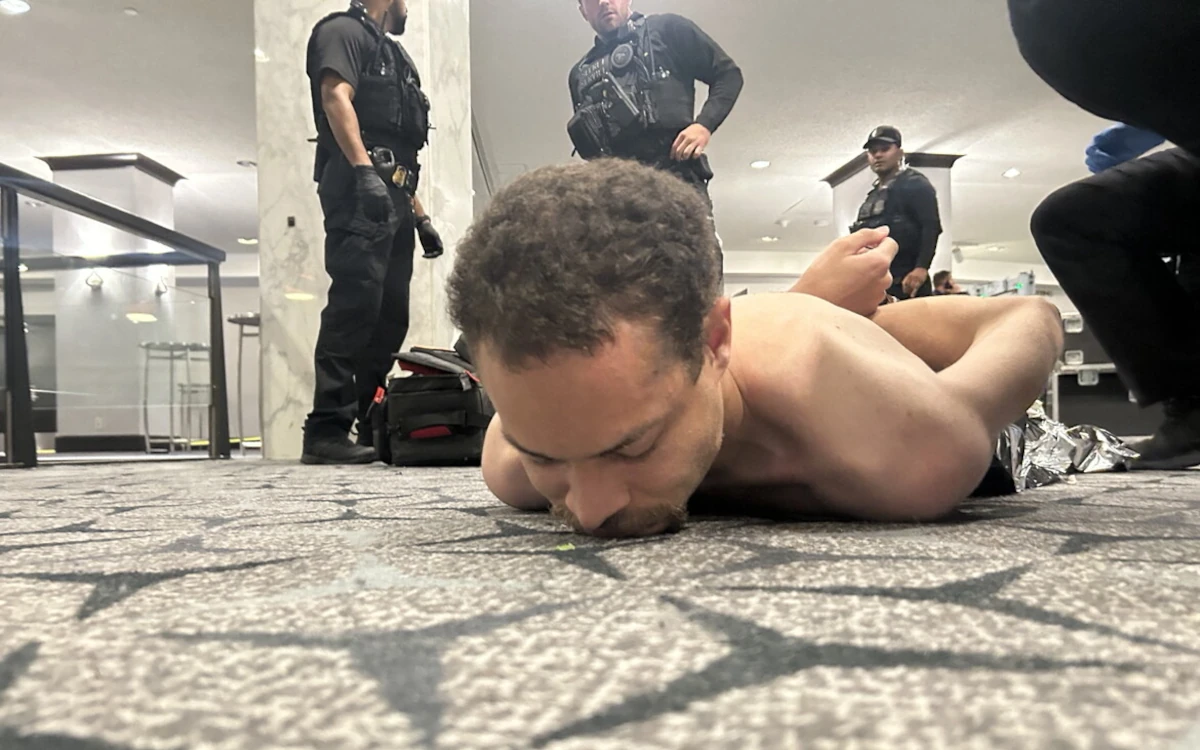 لحظة القبض على المهاجم(أ ف ب)