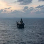 السفينة البرمائية الأمريكية "تريبولي LHA-7" (رويترز)