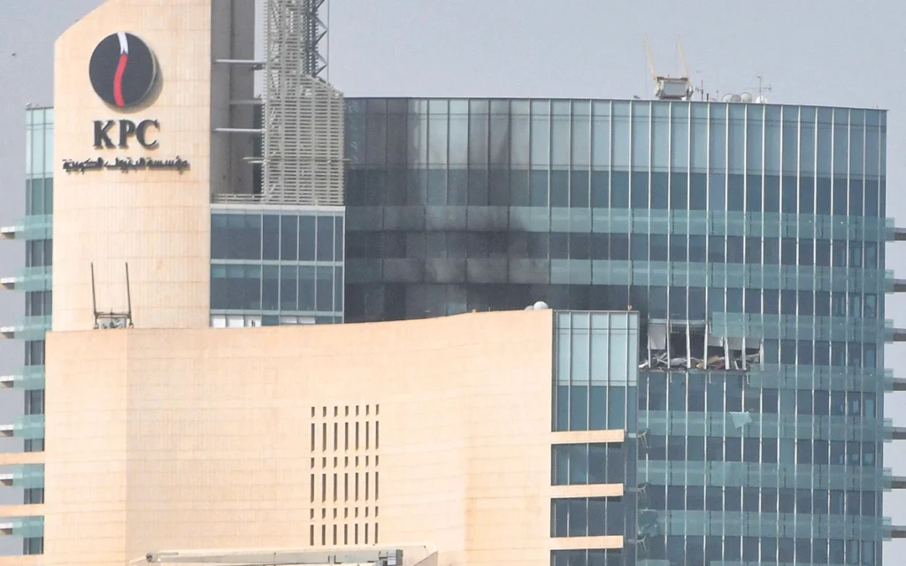 أضرار في مقر شركة البترول الكويتية بعد استهداف إيراني (أ ف ب)