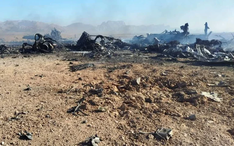 حطام وبقايا الطائرة الأمريكية المستهدفة في وسط إيران (أ ف ب)