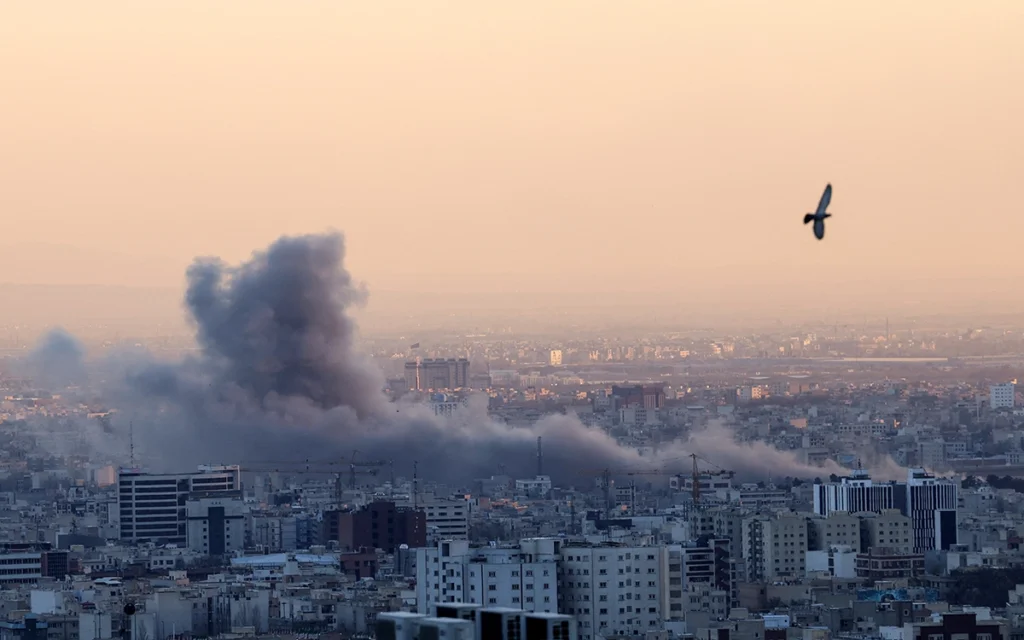 الدخان يتصاعد في طهران عقب غارة أمريكية إسرائيلية على طهران في مارس الماضي(أ ف ب)