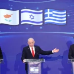 بنيامين نتنياهو والرئيس القبرصي ورئيس الوزراء اليوناني عقب اجتماع ثلاثي (أ ف ب)