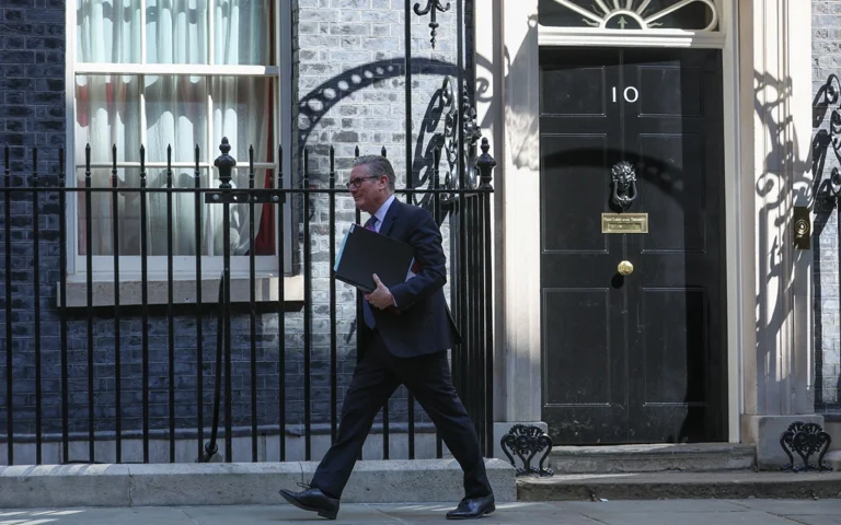 كير ستارمر مغادراً مقر رئاسة الوزراء في داونينج ستريت (أ ف ب)
