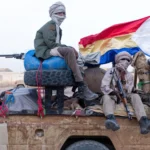 جنود من الجبهة الوطنية لجيش التحرير الشعبي يقومون بدوريات في شوارع كيدال (أ ف ب)