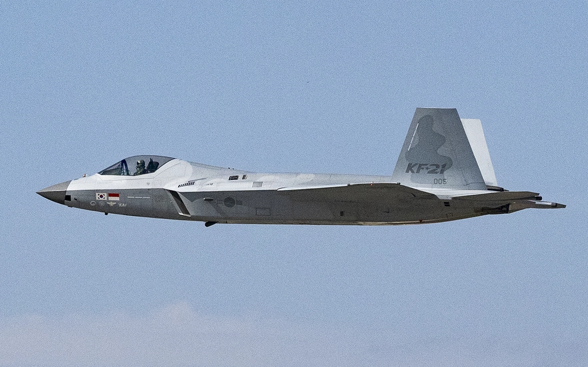 مقاتلة KF-21 خلال رحلة تجريبية في معرض سيؤول الدولي للفضاء والدفاع (أ ف ب)