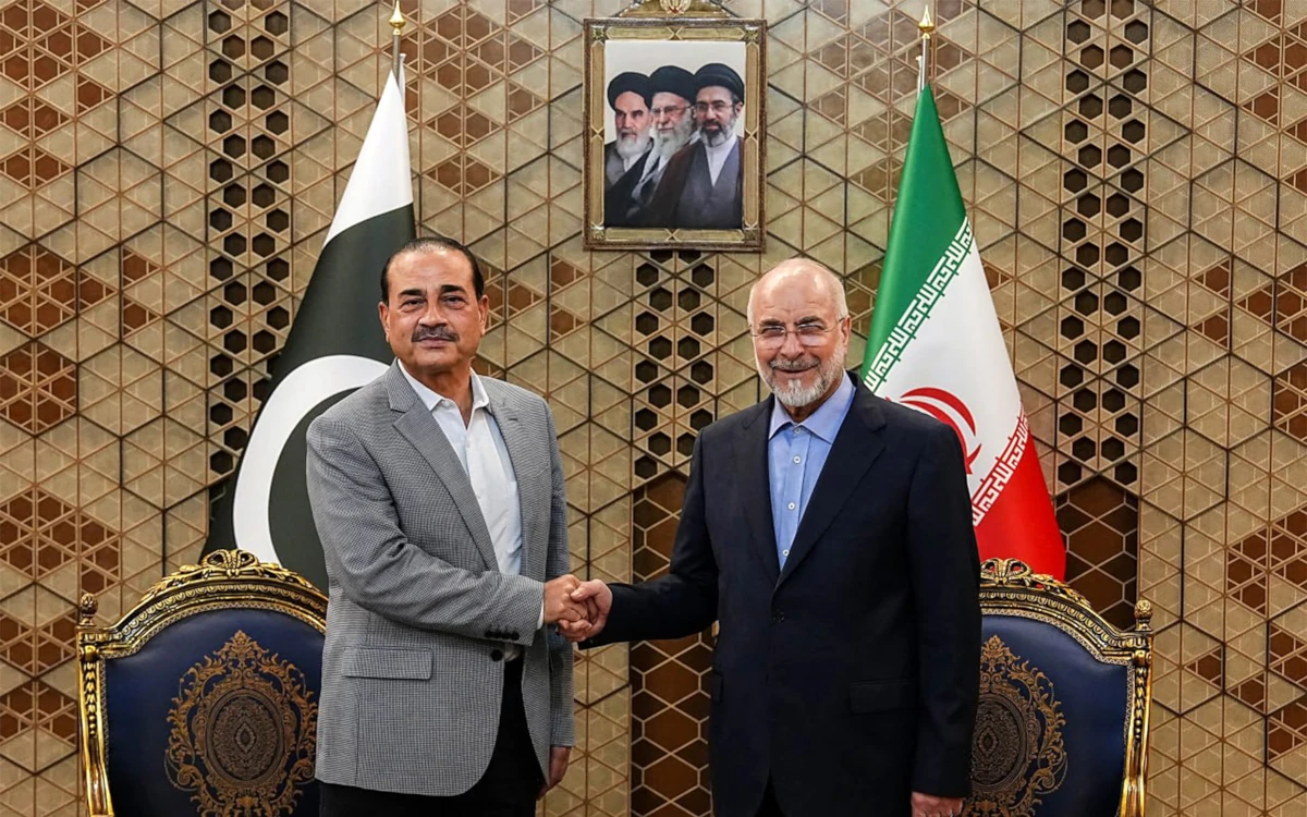 رئيس البرلمان الإيراني مع قائد الجيش الباكستاني  في طهران  (أ ف ب)