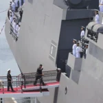 كيم على متن المدمرة متعددة المهام من طراز "تشوي هيون" في ميناء نامبو (أ ف ب)