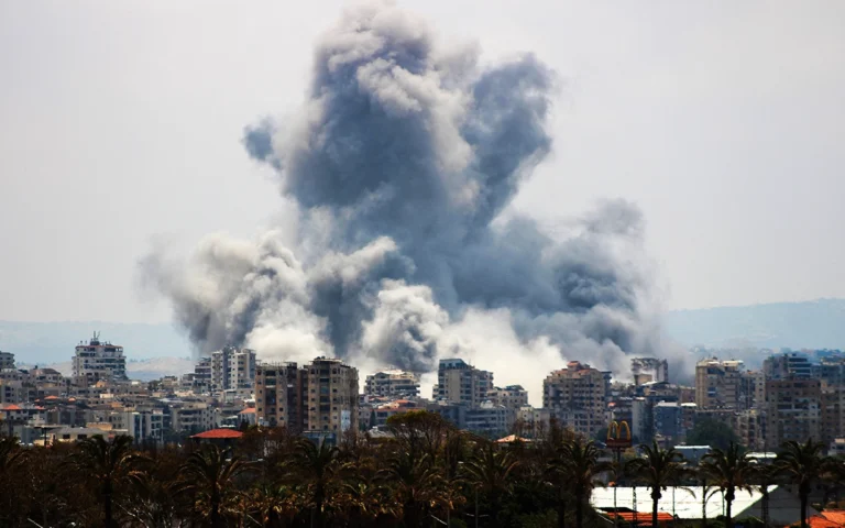 الدخان يتصاعد بعد غارات إسرائيلية على جنوب لبنان (أ ف ب)