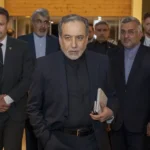 الوفد الإيراني لدى وصوله مقر انعقاد المباحثات قرب لوسيرن. (أ ف ب)