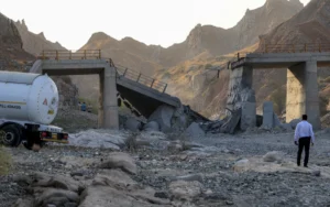 جسر استُهدف بضربة أمريكية في جنوب إيران (أ ف ب)