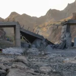 جسر في جنوب إيران تعرض لأضرار جراء ضربة أمريكية.