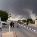 سحب من الدخان تتصاعد عقب إضرابات في جيزان (أ ف ب)