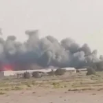 تصاعد دخان كثيف في منطقة العبدلي على الحدود الشمالية للكويت عقب هجوم إيراني. (أ ف ب)