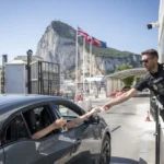 نقطة تفتيش عند المعبر الحدودي بين إسبانيا وجبل طارق (أ ف ب)