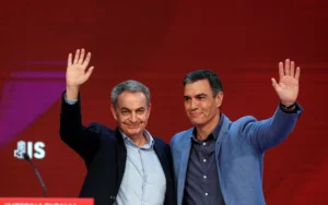 رئيس الوزراء الإسباني بيدرو سانشيز ورئيس الوزراء الأسبق خوسيه لويس رودريجيز ثاباتيرو (أ ف ب)