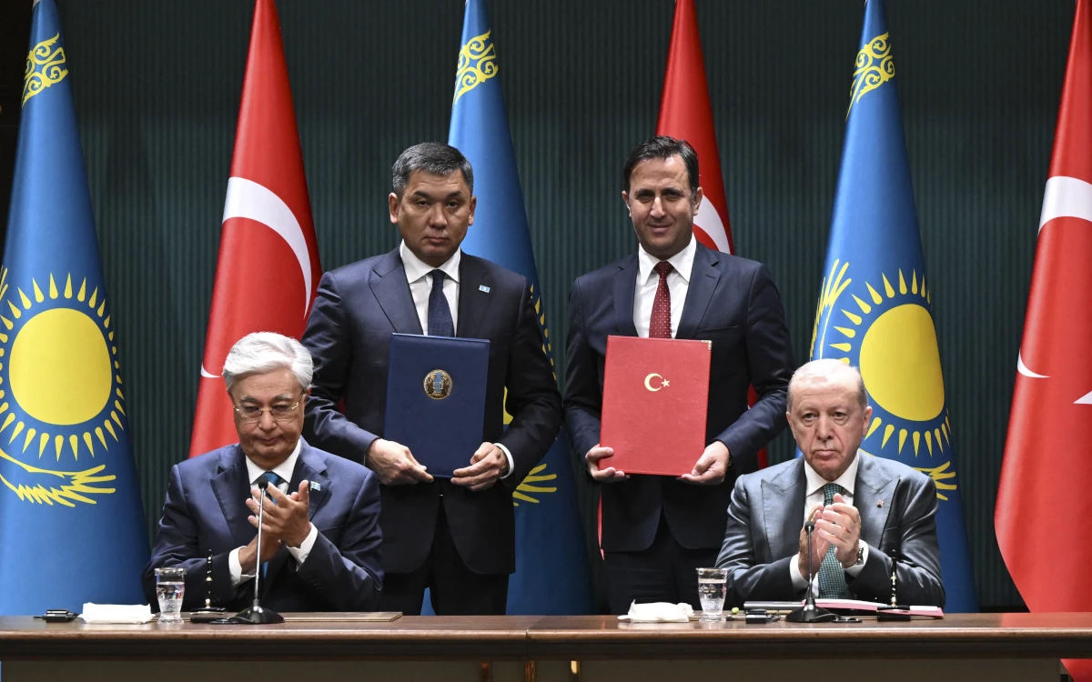 الرئيسان التركي والكازاخستاني خلال توقيع اتفاقيات نقل البضائع بالسكك الحديدية عبر الممر الأوسط (أ ف ب)