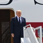 الرئيس الأمريكي دونالد ترامب ينزل من طائرة الرئاسة لدى وصوله إلى قاعدة إيتيمسغوت الجوية بالقرب من أنقرة (أ ف ب)