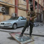جندي سوري يدوس على صورة بشار الأسد(أ ف ب)