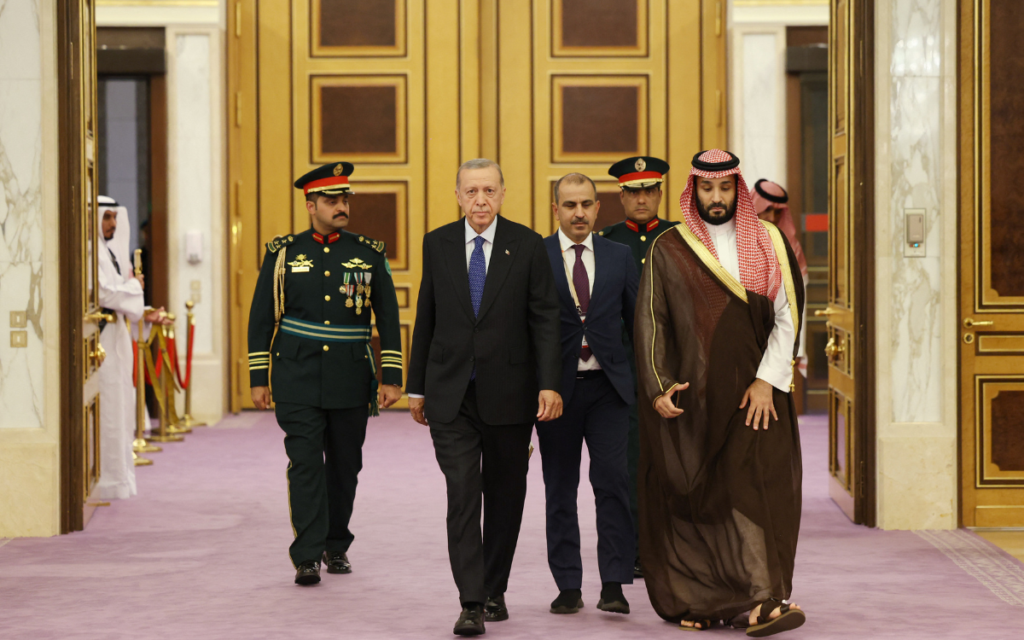 محمد بن سلمان خلال لقاء أردوغان (أ ف ب)