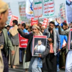أنصار الحوثيين خلال مسيرة حاشدة دعماً لإيران (أ ف ب)