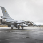 طائرة بلجيكية من طراز F-16 في قاعدة كيفلافيك الجوية في ريكيافيك، أيسلندا (أ ف ب)