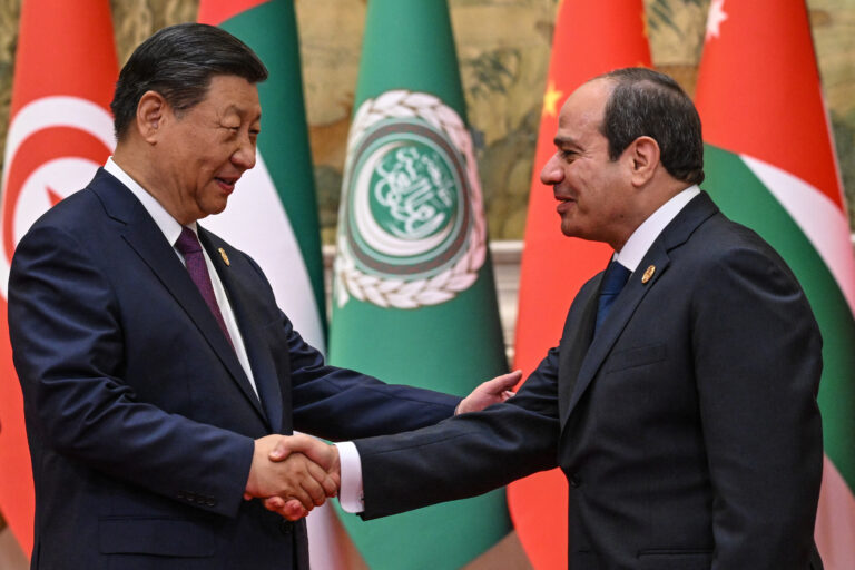 الرئيس الصيني شي جين بينغ ونظيره المصري عبد الفتاح السيسي (أ ف ب)