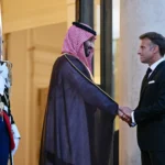ماكرون وولي العهد السعودي خلال لقاء سابق (أ ف ب)