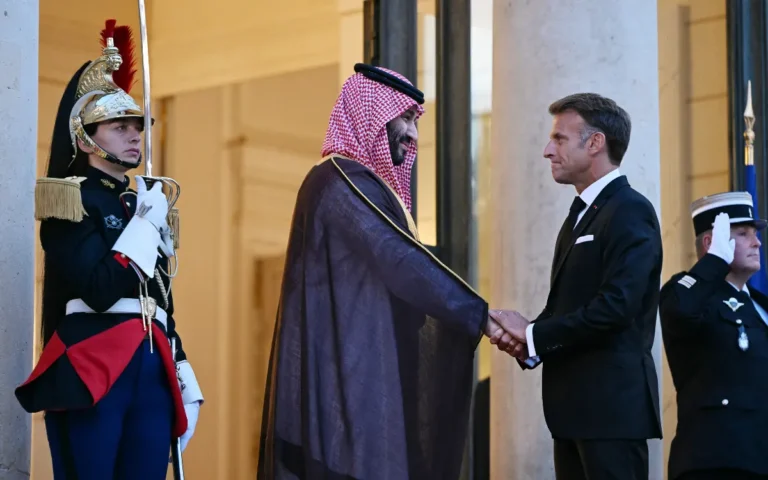ماكرون وولي العهد السعودي خلال لقاء سابق (أ ف ب)