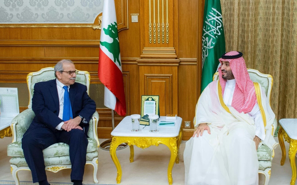 محمد بن سلمان لدى استقباله نواف سلام في زيارة سابقة للسعودية